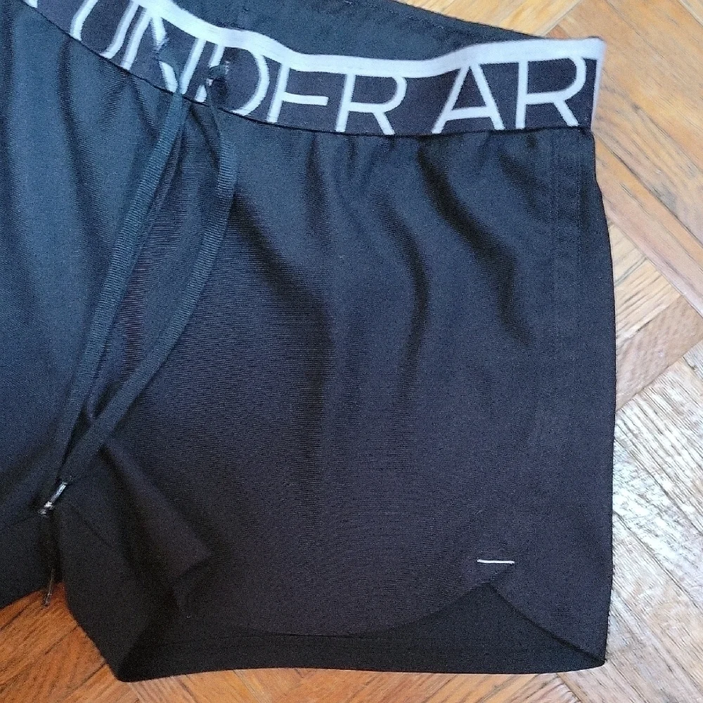 Under Armour Loose Heat Gear Black and Gray Logo Shorts Size Small